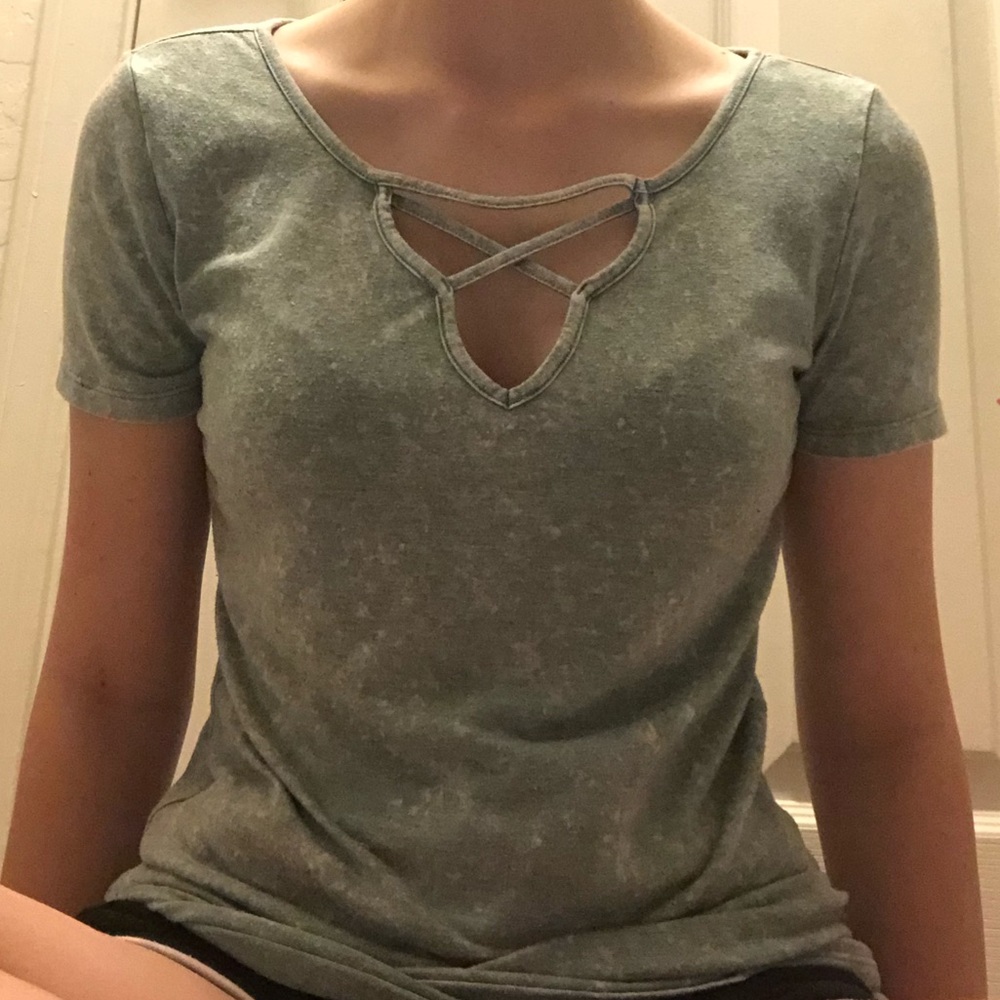 I am selling a teal short sleeve tee from kohl’s